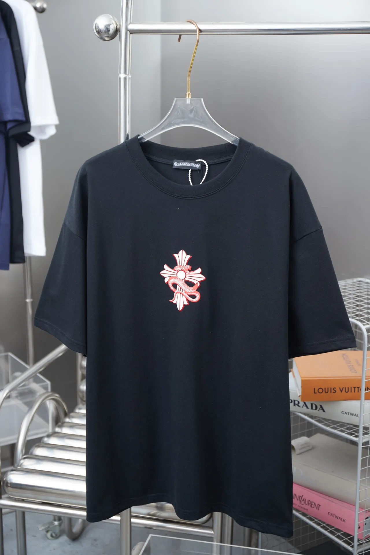 🅿️200 Ch*ome Hearte 25SS early spring new style Crow Heart Year of the Snake limited short-sleeved style Light luxury essential item for daily commuting for men and women Correct version Welcome to compare Detailed features · 320g 100% pure cotton double yarn jersey fabric · Custom dyed in the same cylinder, special thickened 32 count double-ply 1X1 thread · Year of the Snake limited edition print ➕ thick version letter logo · Double-needle sewing and cross-seam technology · Original main mark, washed tag, brand moisture-proof paper packaging Color: black/white Size: S/M/L/XL